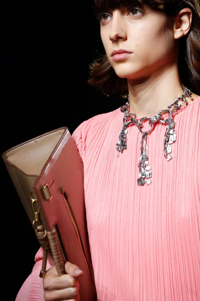 Look 100